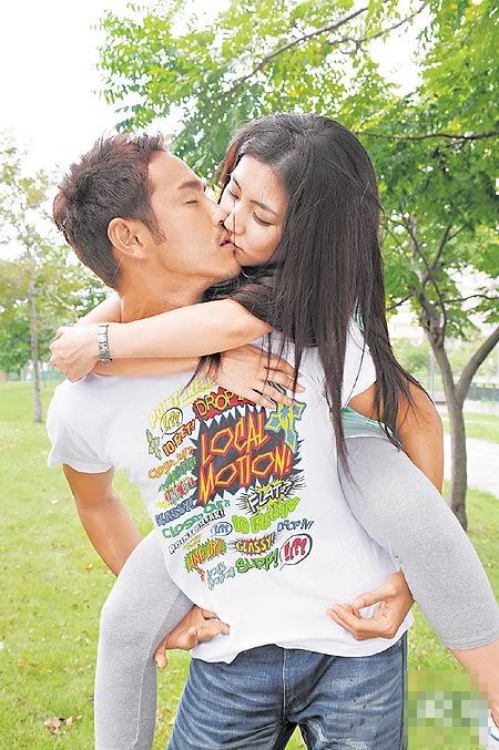 Foto Ciuman Hot Mesra Sambil di Gendong | Hot Kissing Photos