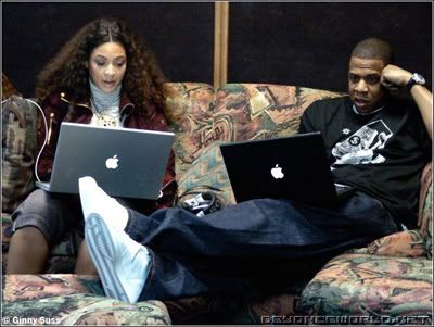 Beyoncé en Hov op hun (gratis?) Apple Computer