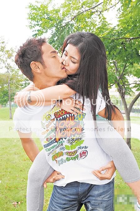 Foto Ciuman Hot Mesra Sambil di Gendong | Hot Kissing Photos